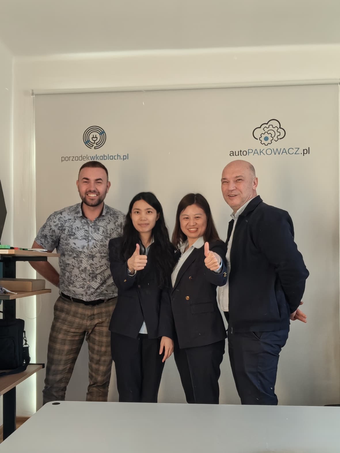 Grupowe zdjęcie zespołu autoPAKOWACZ.pl z delegacją Xprinter