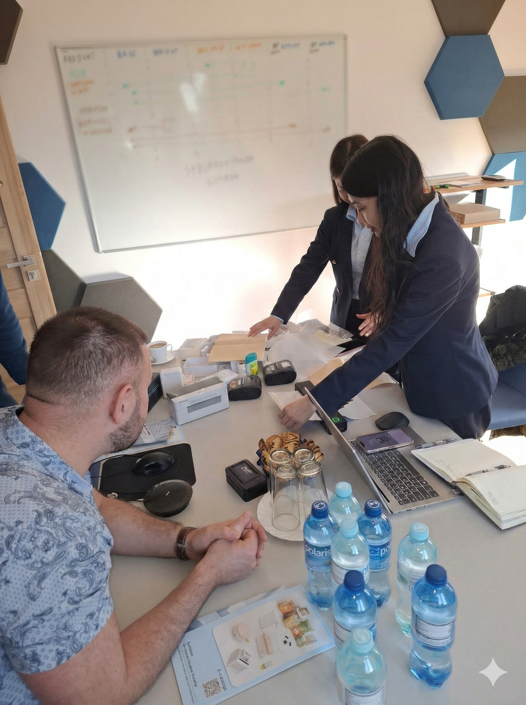 Spotkanie z przedstawicielkami Xprinter przy stole z urządzeniami